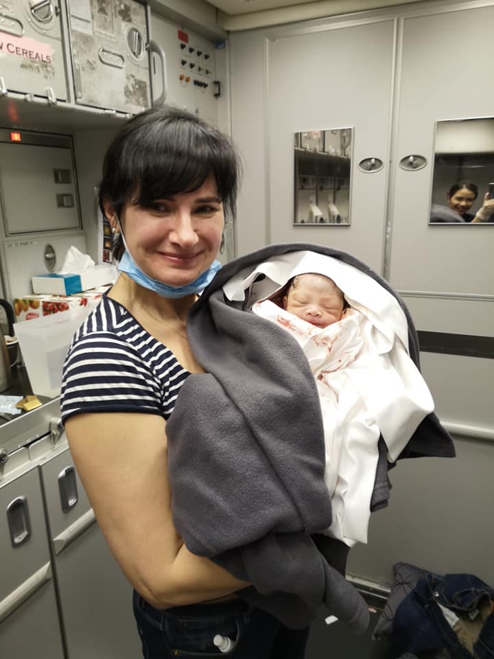 Украинка приняла роды на борту самолета Доха-Бангкок