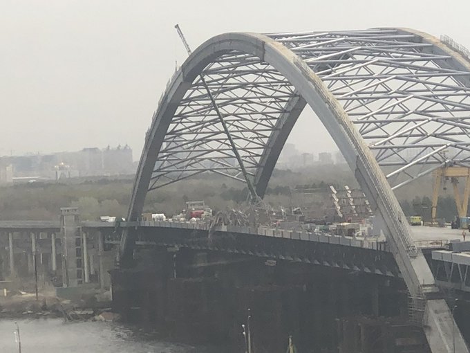 В Киеве обвалились строительные леса на Подольско-Воскресенском мосту