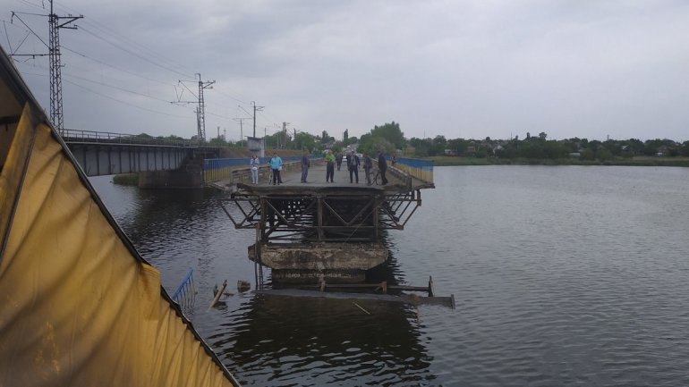 На Днепропетровщине разрушился мост: над водой повисла фура