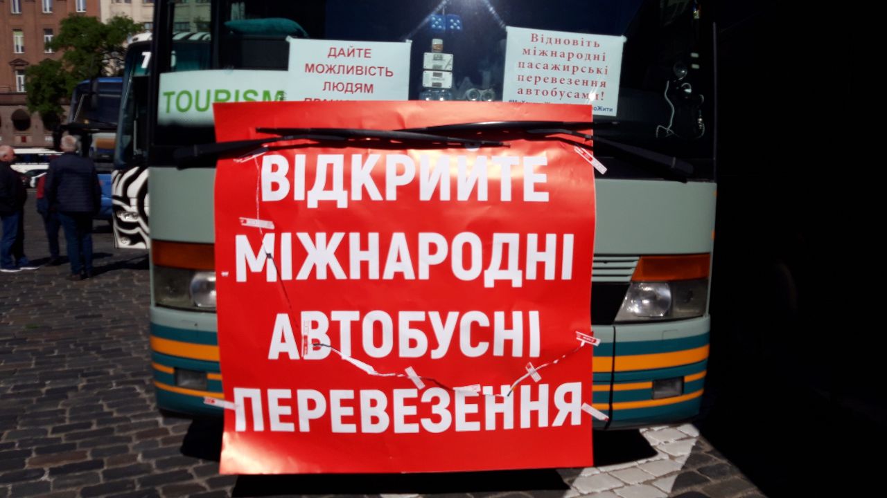 Перевозчики перекрыли центр Киева автобусами и митингуют под Кабмином