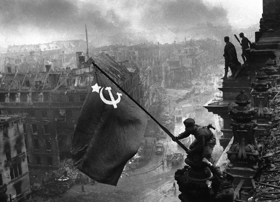 1 мая 1945 года на Рейхстаг было водружено Знамя Победы
