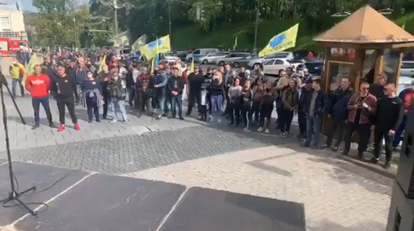 Под Кабмином протестуют владельцы авто на “евробляхах”