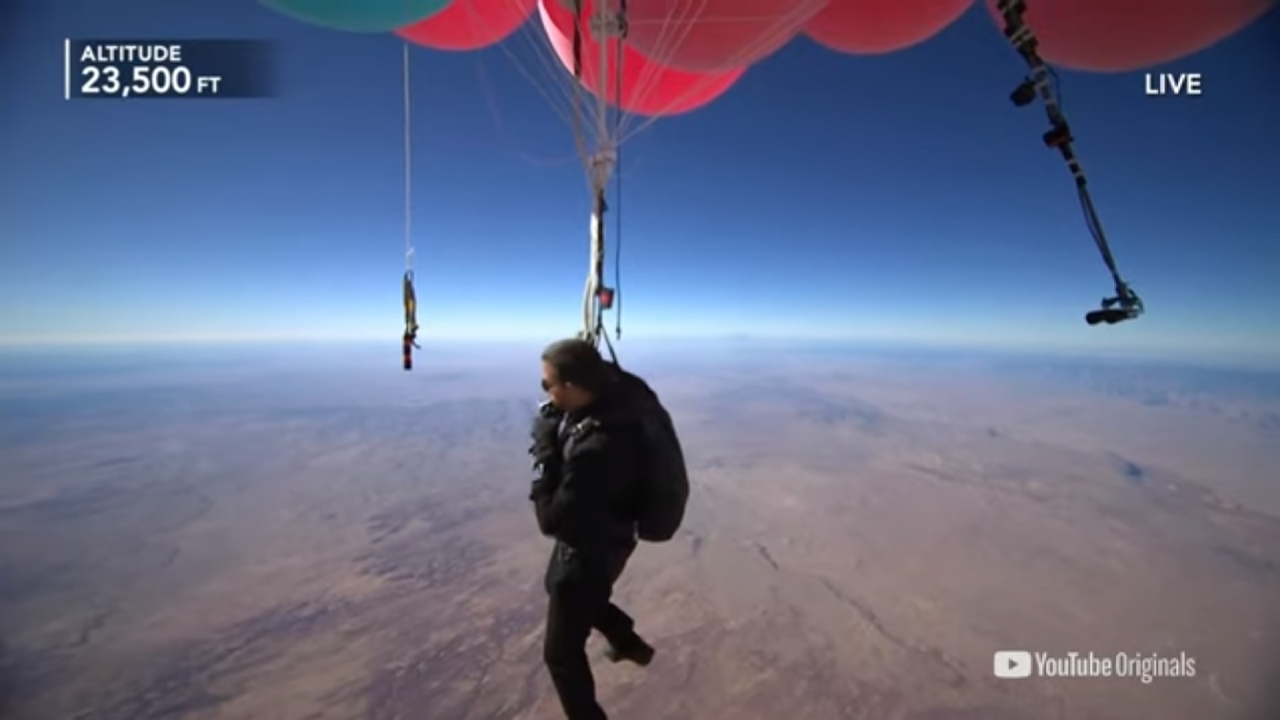 Иллюзионист Дэвид Блейн пролетел над пустыней на 52 воздушных шарах