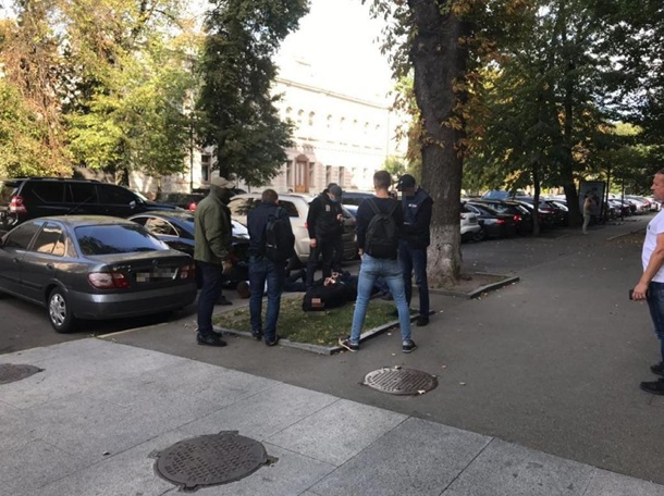 В Киеве мошенники вымогали $18 тысяч за “должность помощника нардепа”