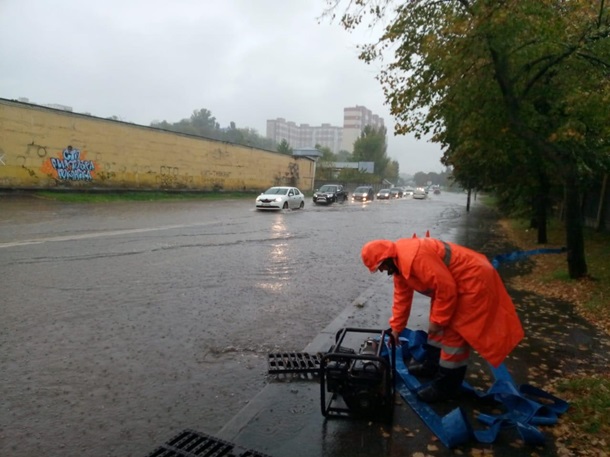 40 бригад Киевавтодора ликвидируют последствия потопа в столице