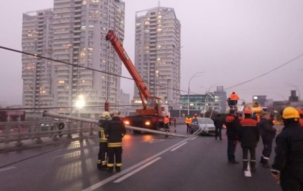 Полиция открыла дело из-за падения электроопор на Шулявском мосту