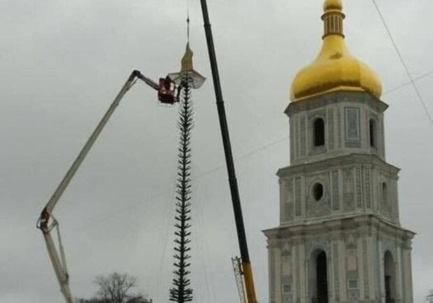 Капелюх відьми на центральній ялинці на фоні хреста Софії? Як готується Київ до святкування Різдва та Нового року
