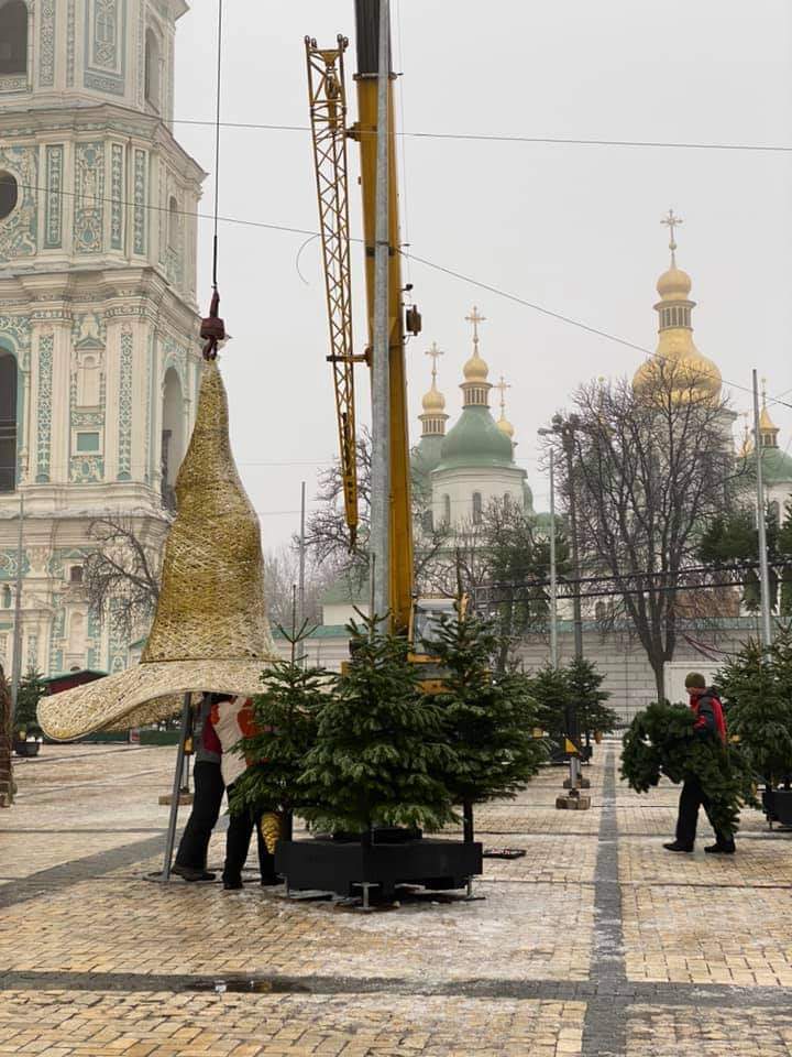 С главной елки в Киеве сняли «хэллоуинскую» шляпу