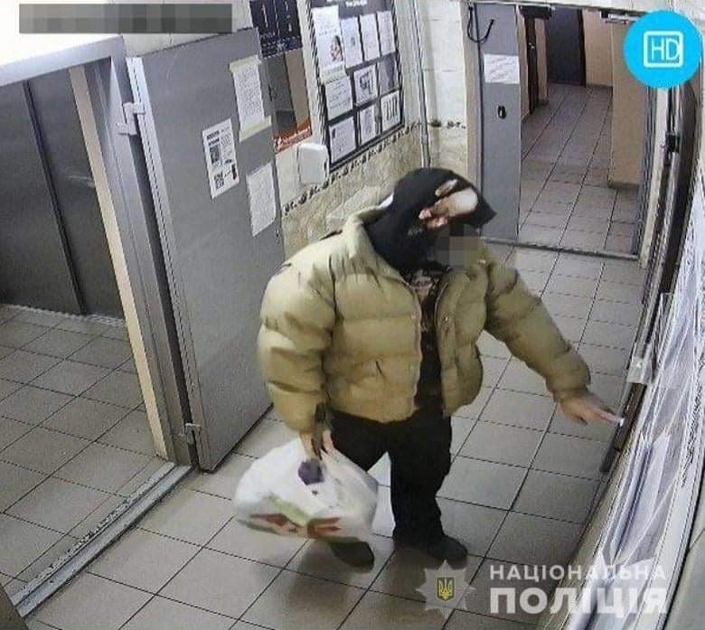 В Киеве уборщик украл полмиллиона гривен из квартиры и оставил записку