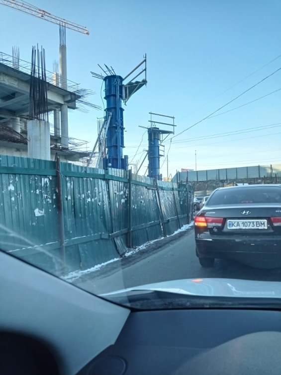 В Киеве ТЦ “Апрель” снова построил опоры на дороге, забрав полосу движения – СМИ