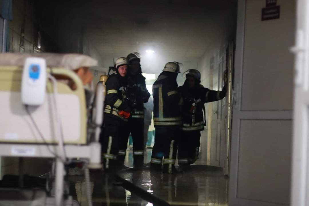 В Киеве тушили пожар в больнице. Вспыхнуло постельное белье