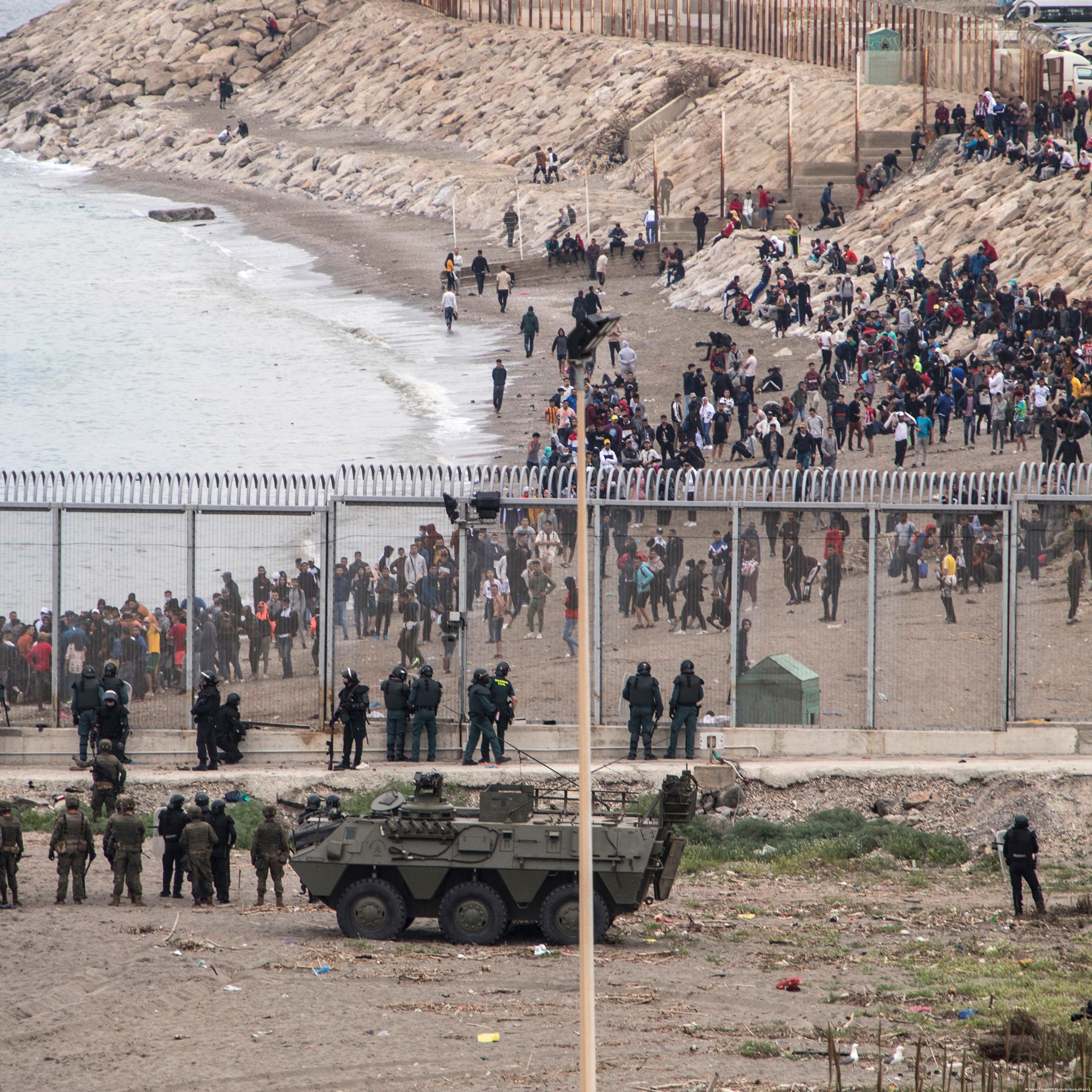 Испания мобилизовала армию из-за нашествия пяти тысяч нелегалов из Марокко