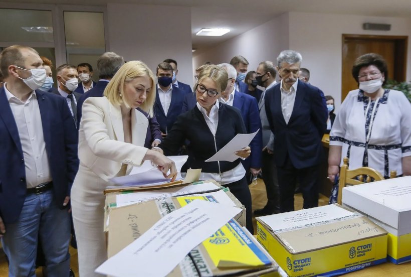 Тимошенко с фермерами и аграриями подала в ЦИК документы для проведения земельного референдума