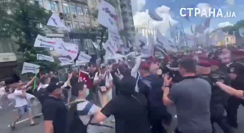 ФОПовцы в центре Киева заблокировали движение по Европейской площади. Идут столкновения с полицией