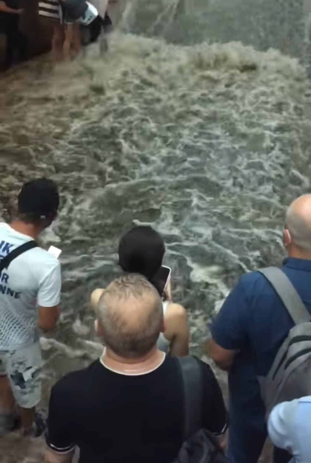 В Киеве из-за ливня затопило две станции метрополитена