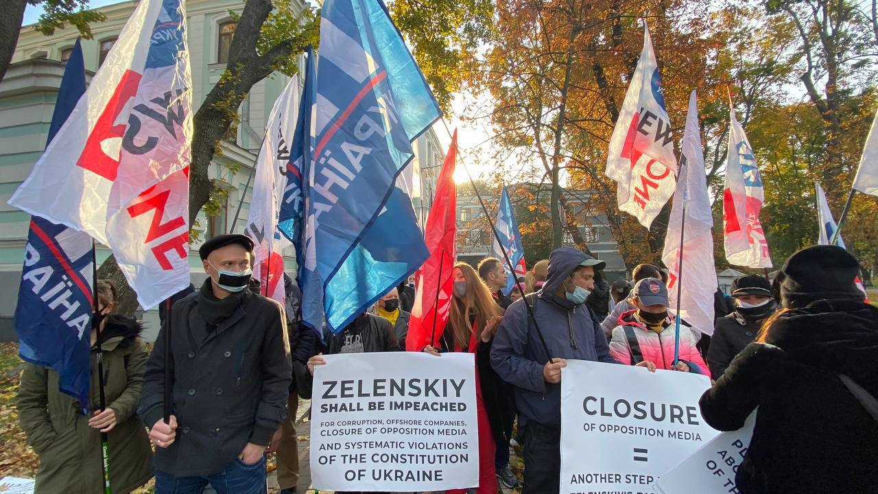 В Киеве протестуют сотрудники закрытых телеканалов