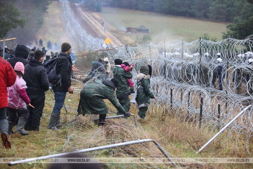 Мигранты у границы с Польшей. В МВД опубликовали видео